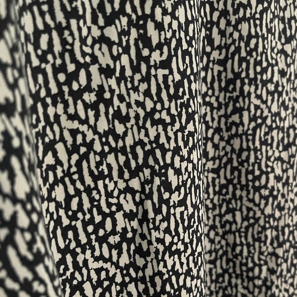 Express Cut-Out Shoulders Top - Picture 3 of 5